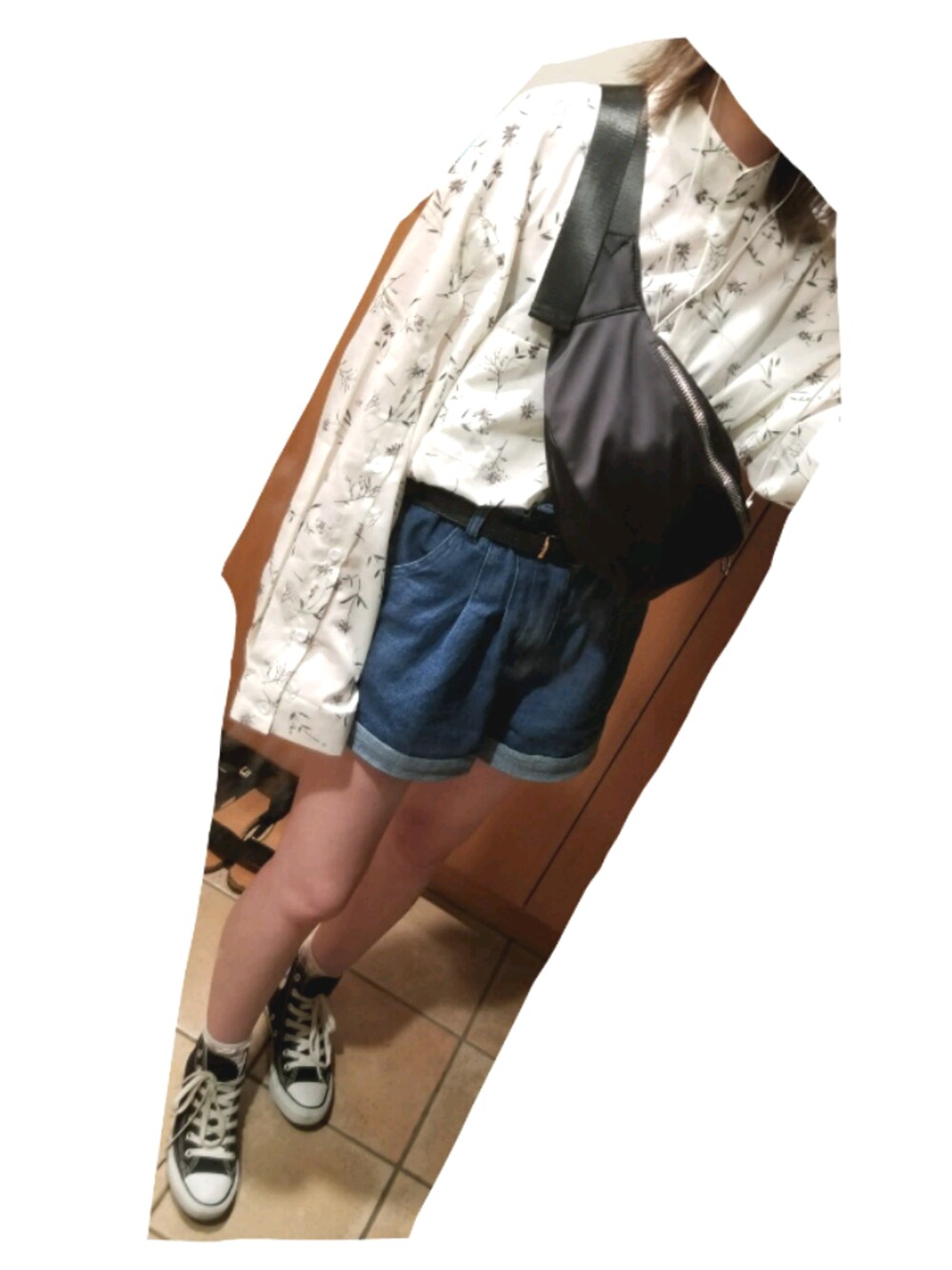 「ショーパン、シャツスタイル、ボディバッグ、コンバース、プチプラ、おしゃれさんと繋がりたい、花柄」｜「SHOPLISTのアイテム（シャツ/ブラウス、ホワイト系）」を使った、YUMI…さん（レディース・154cm）の夏コーディネートの1枚目の写真