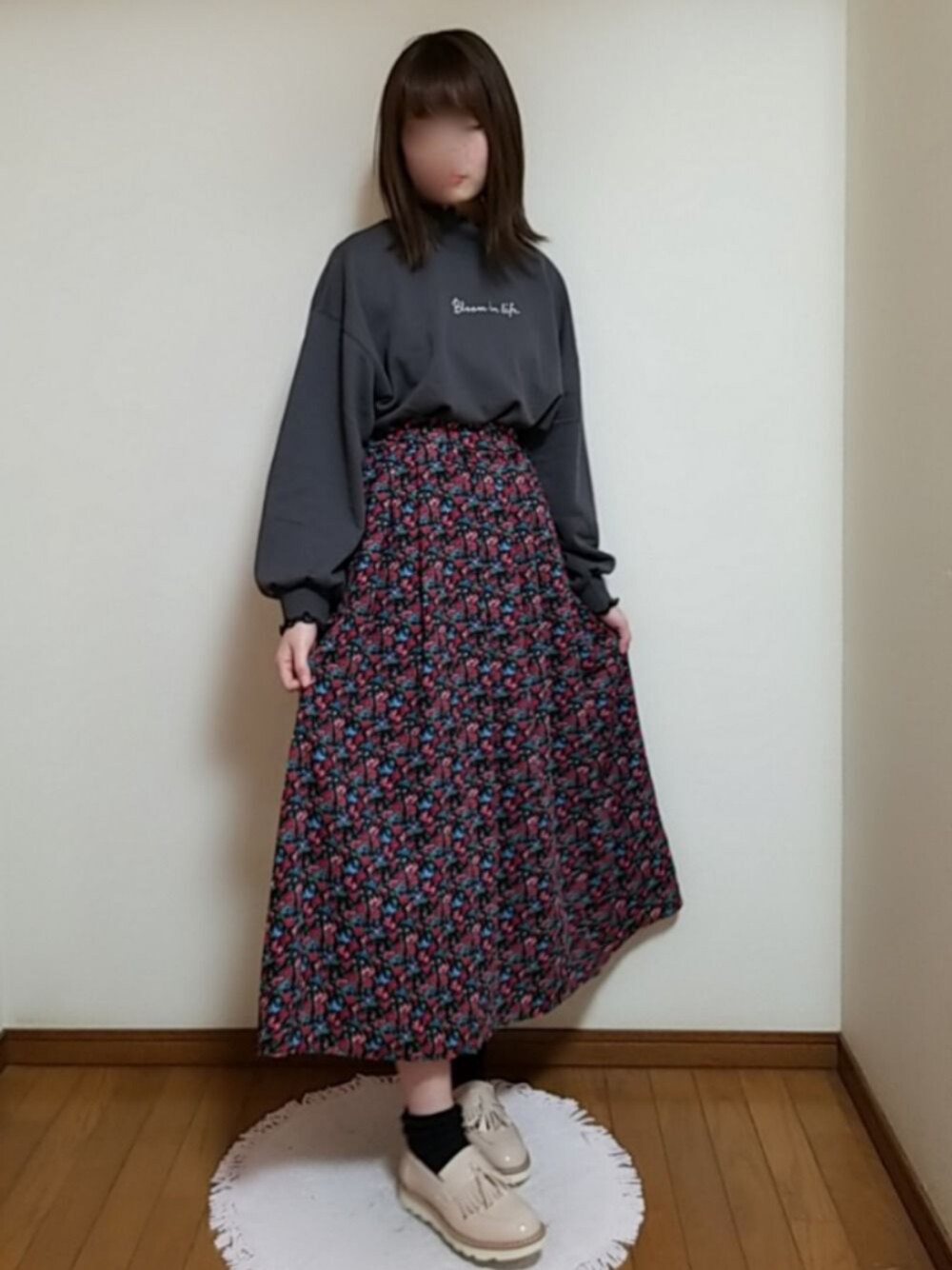「秋冬、プチプラコーデ、ローファー、スカート、バラ柄、アプレジュール、秋のコーデ、スウェット、シンプル、靴下」｜「よこのアイテム（トップス、ホワイト系）」を使った、YUMI…さん（レディース・154cm）の秋コーディネートの1枚目の写真