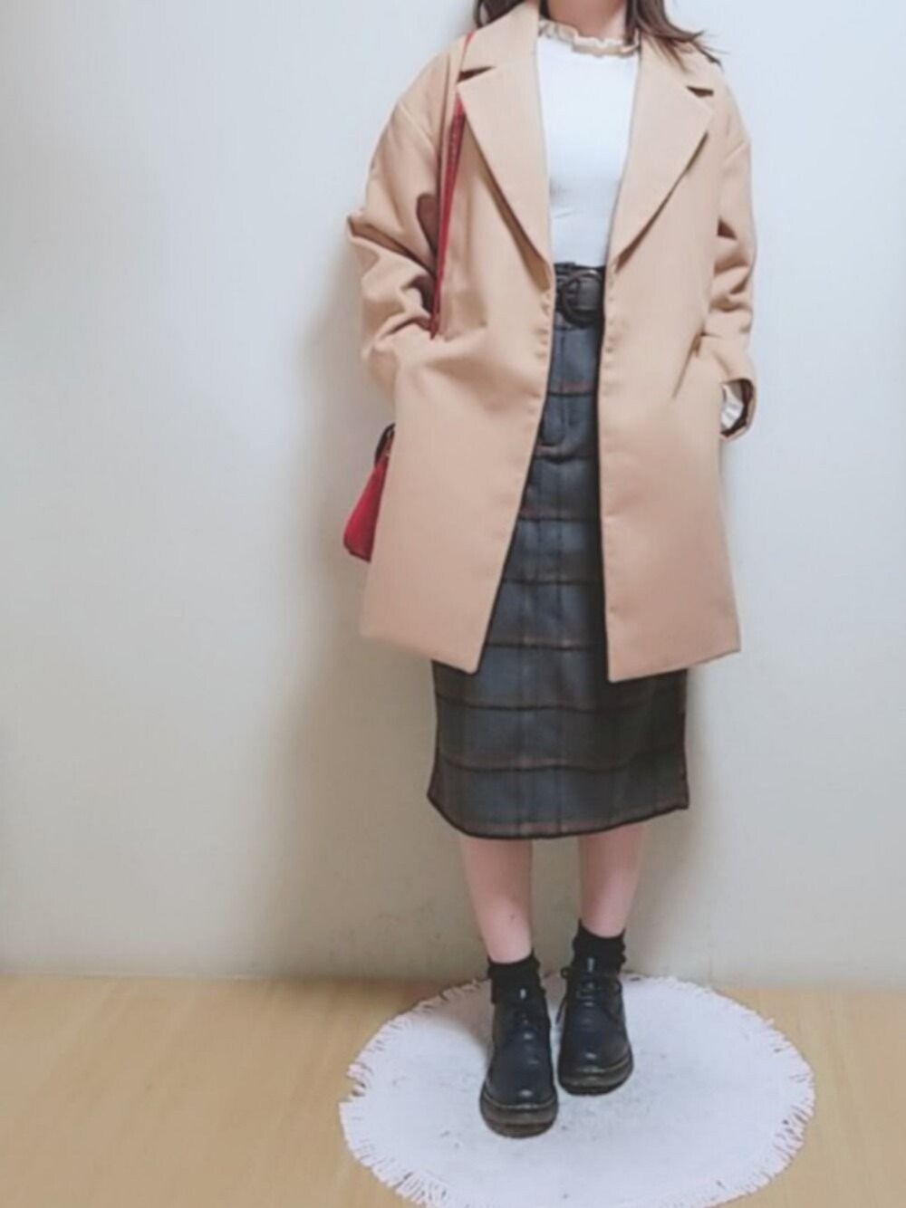 「おしゃれさんと繋がりたい、ootd、冬コーデ、プチプラコーデ、チェックスカート、イーハイフンワールドギャラリー(E hyphen world gallery)、フリルトップス、キレイめ、キャメルアウター、くつした」｜「FREAK'S STOREの【WEB限定】リブタートルネックカットソー（Tシャツ/カットソー、ホワイト系）」を使った、YUMI…さん（レディース・154cm）の冬コーディネートの1枚目の写真