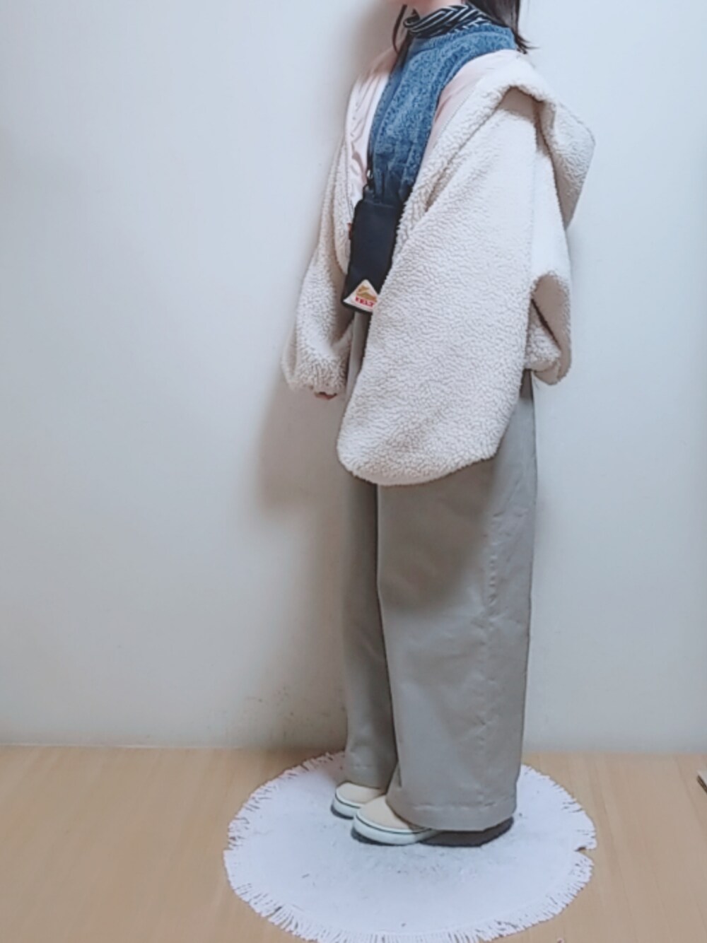 「冬、カジュアル、ラフ、オーバーサイズ、おしゃれさんと繋がりたい、タートルネック、GU、だぼだぼ、ベージュ、サコッシュ」｜「apres jourのもこもこフードボアブルゾン【ZOZOTOWN限定アイテム】（ブルゾン、ベージュ系）」を使った、YUMI…さん（レディース・154cm）の冬コーディネートの1枚目の写真