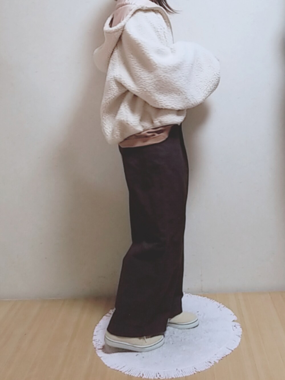 「だぼだぼ、ブラウン、シンプルコーデ、ボア、ボアブルゾン、冬、コーデュロイワイドパンツ、おしゃれさんと繋がりたい、スニーカー、アプレジュール」｜「apres jourのもこもこフードボアブルゾン【ZOZOTOWN限定アイテム】（ブルゾン、ベージュ系）」を使った、YUMI…さん（レディース・154cm）の冬コーディネートの1枚目の写真