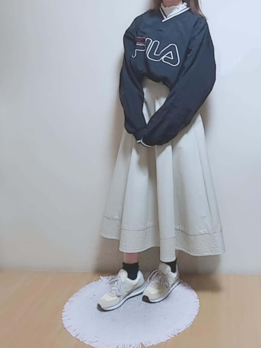 「スポーツミックス、カジュアル、レーストップス、ニューバランス574、FILA、フレアスカート、おしゃれさんと繋がりたい、休日コーデ、スニーカーコーデ、レイヤードスタイル」｜「FILAのFILA/フィラ 別注WIND-UP PO/別注ウィンドアッププルオーバー（スウェット、ブラック系）」を使った、YUMI…さん（レディース・154cm）の冬コーディネートの1枚目の写真
