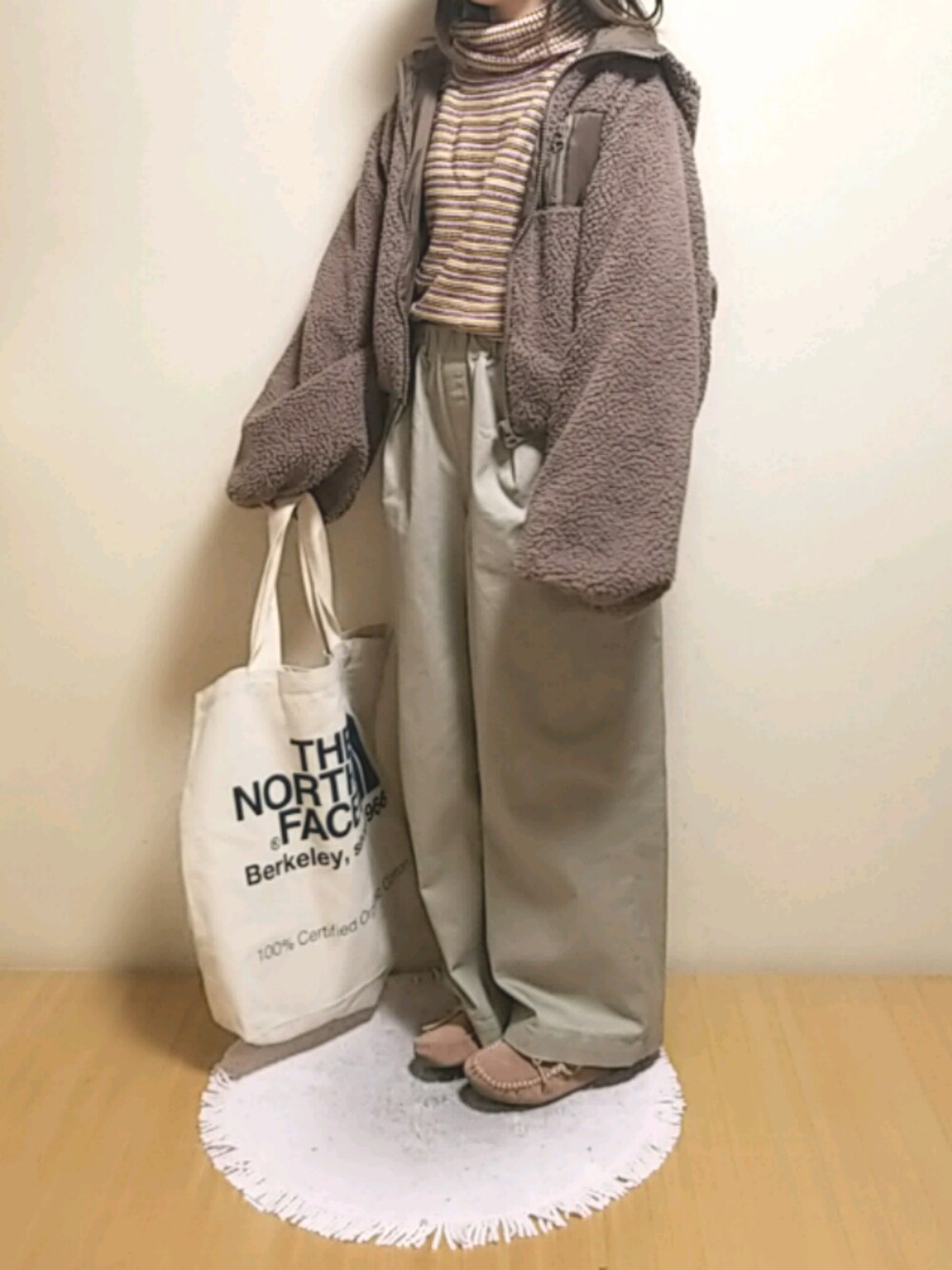 「カジュアル、ゆるコーデ、おしゃれさんと繋がりたい、ブラウン、モカシン、トートバッグ、だぼだぼ、オーバーサイズ、ボアブルゾン、archives」｜「よこのアイテム（トップス、ホワイト系）」を使った、YUMI…さん（レディース・154cm）の冬コーディネートの1枚目の写真