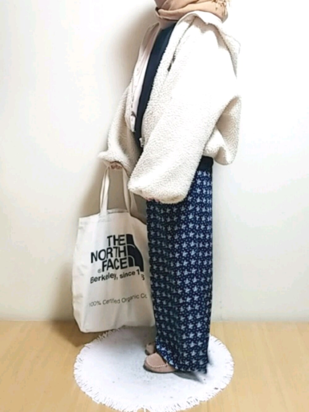「カジュアルコーデ、シンプルコーデ、おしゃれさんと繋がりたい、ボアブルゾン、リラックスパンツ、モカシン、THE NORTH FACE、トートバッグ、パーカー、今日のコーデ」｜「apres jourのもこもこフードボアブルゾン【ZOZOTOWN限定アイテム】（ブルゾン、ベージュ系）」を使った、YUMI…さん（レディース・154cm）の冬コーディネートの1枚目の写真