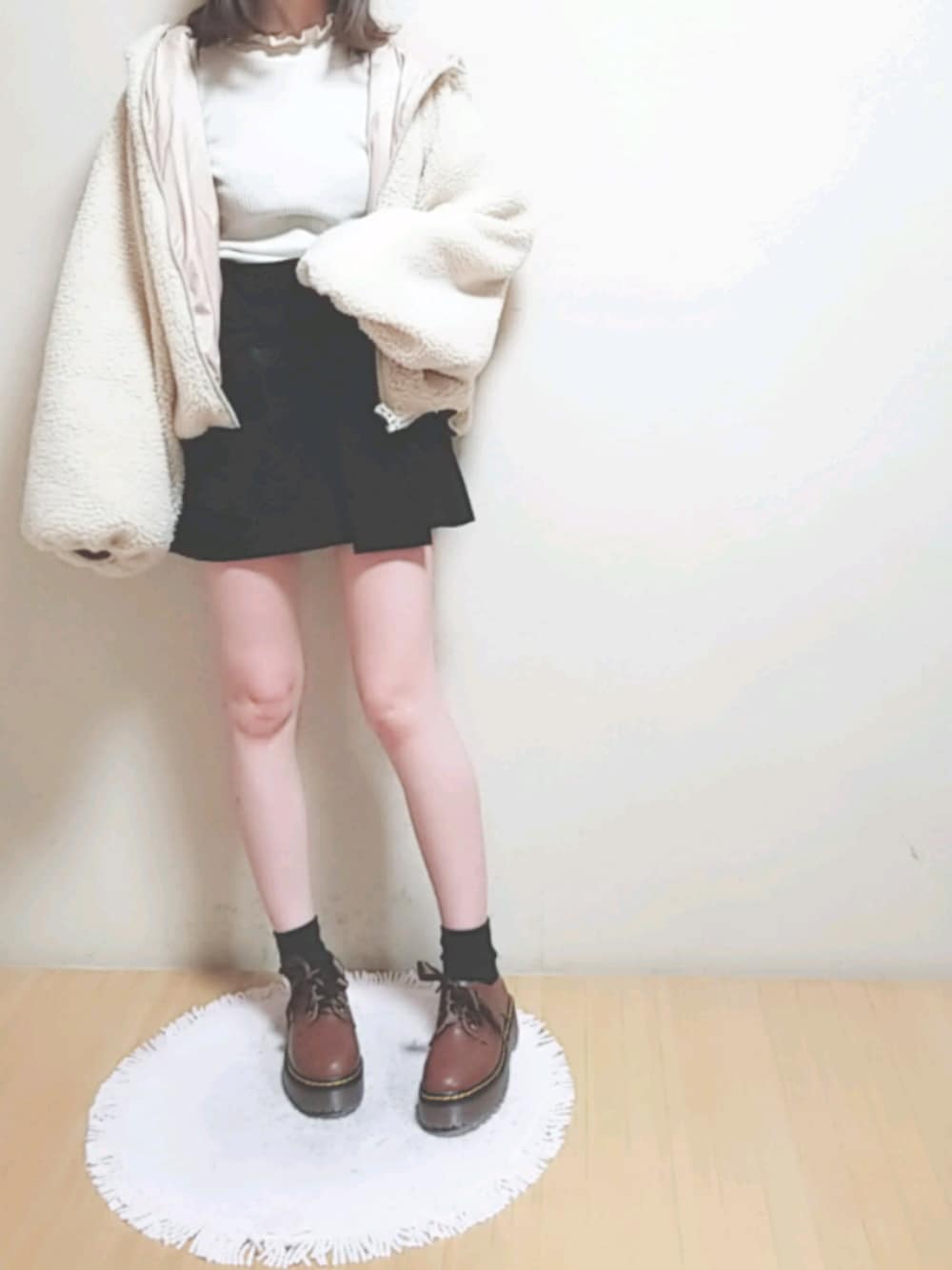 「ガーリー、おしゃれさんと繋がりたい、ミニスカート、スカート、ボアブルゾン、シンプル、冬、ブラック、apresjour、くつした」｜「FREAK'S STOREの【WEB限定】リブタートルネックカットソー（Tシャツ/カットソー、ホワイト系）」を使った、YUMI…さん（レディース・154cm）の冬コーディネートの1枚目の写真