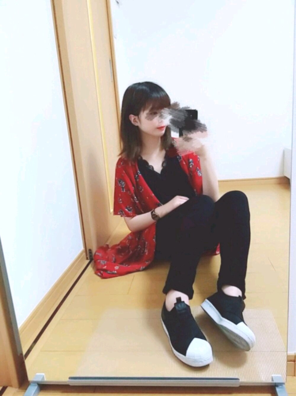 「夏コーデ、パンツスタイル、ootd、おしゃれさんと繋がりたい、スニーカーコーデ、adidas、ブラック、ガウン、Daniel Wellington、カジュアル」｜「OLIVE des OLIVEのレースネックワッフルT（Tシャツ/カットソー、ブラック系）」を使った、YUMI…さん（レディース・157cm）の夏コーディネートの1枚目の写真