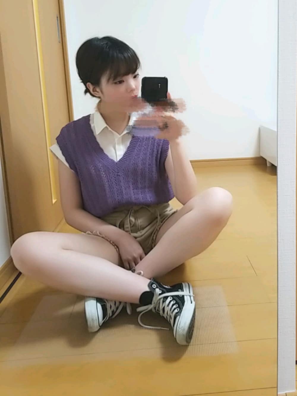 「ショーパン、ニットベスト、コンバース、カジュアル、夏、ootd、シャツ、お洒落さんとつながりたい、レイヤードスタイル、パープル」｜「Discoat Parisienのスカシ編みノースリ（ニット/セーター、パープル系）」を使った、YUMI…さん（レディース・157cm）の夏コーディネートの1枚目の写真