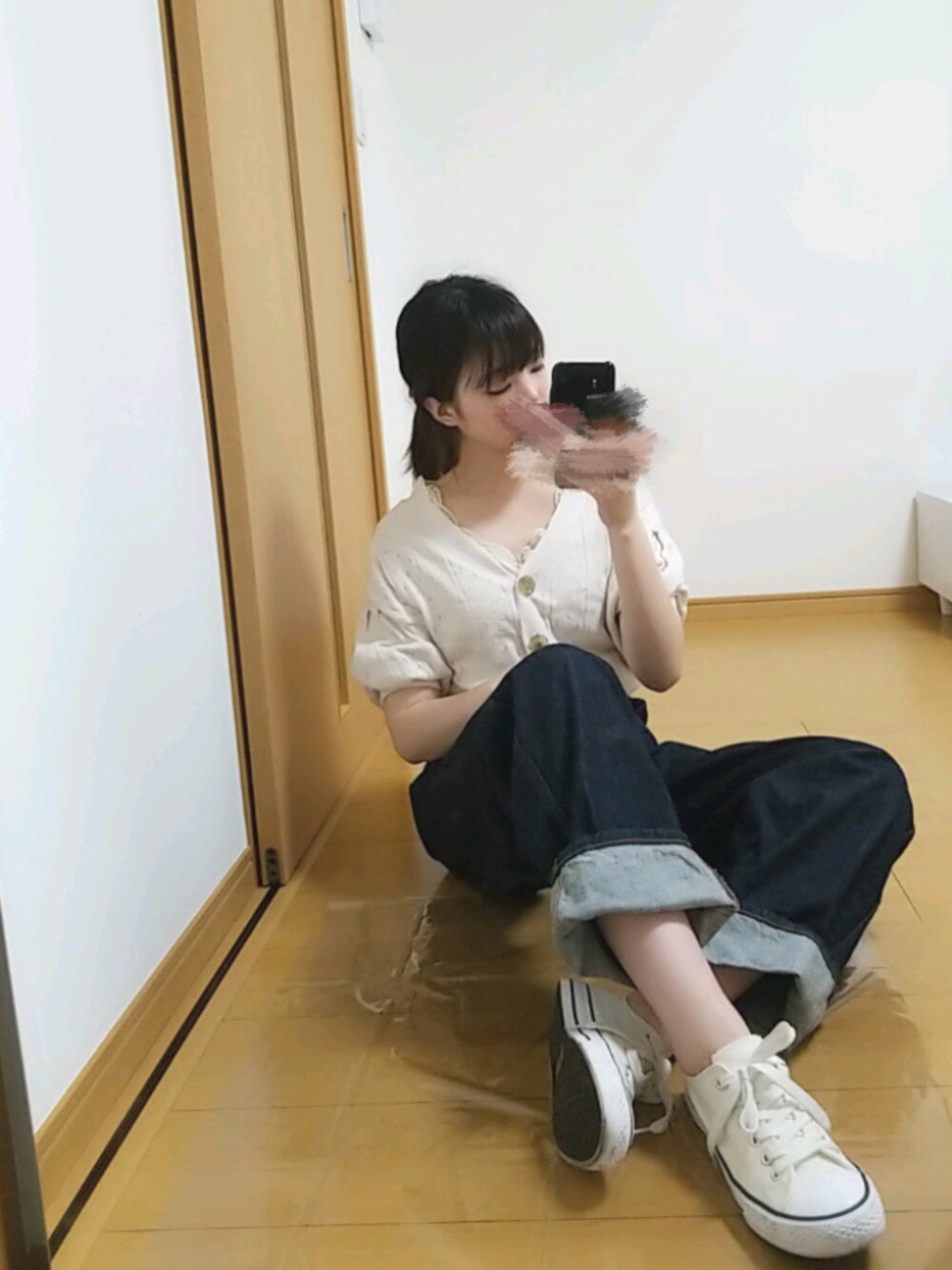 「ホワイト、ハイウエストストレートジーンズ、スニーカー、カジュアル、夏コーデ、おしゃれさんと繋がりたい、カジュアルコーデ、UNIQLO U、オトナ女子、大人コーデ」｜「Heatherのハイゲージガラアミカーディガン 807095（ニット/セーター、ホワイト系）」を使った、YUMI…さん（レディース・157cm）の夏コーディネートの1枚目の写真