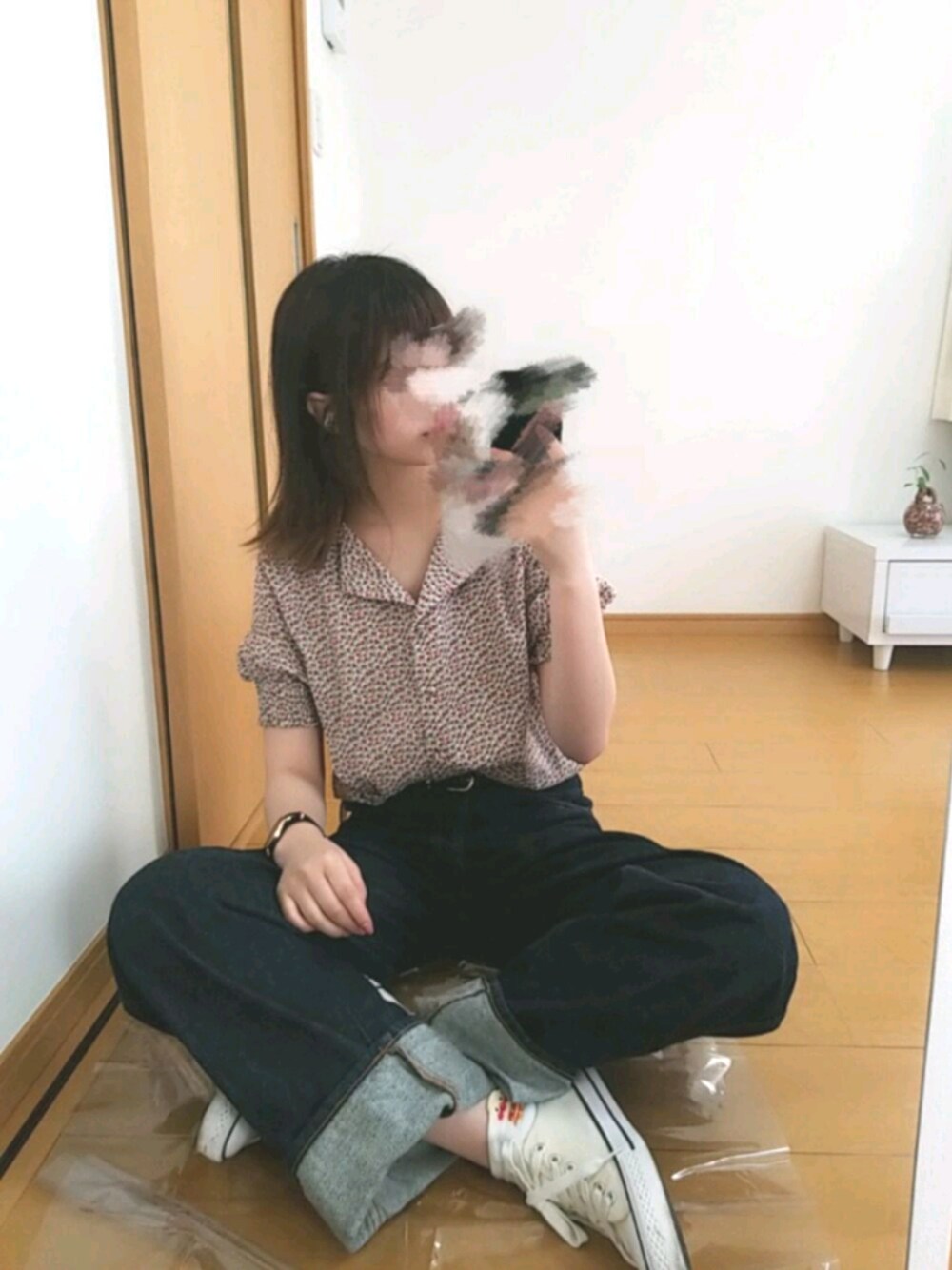「カジュアルコーデ、きれいめカジュアル、ハイウエストストレートジーンズ、スニーカー、花柄ブラウス、夏コーデ、ootd、デニムパンツ、おしゃれさんと繋がりたい、ジーンズ」｜「Daniel WellingtonのDaniel Wellington　ダニエルウェリントン　CLASSIC BLACK　Cornwall　36mm（アナログ腕時計、ブラック系）」を使った、YUMI…さん（レディース・157cm）の夏コーディネートの1枚目の写真