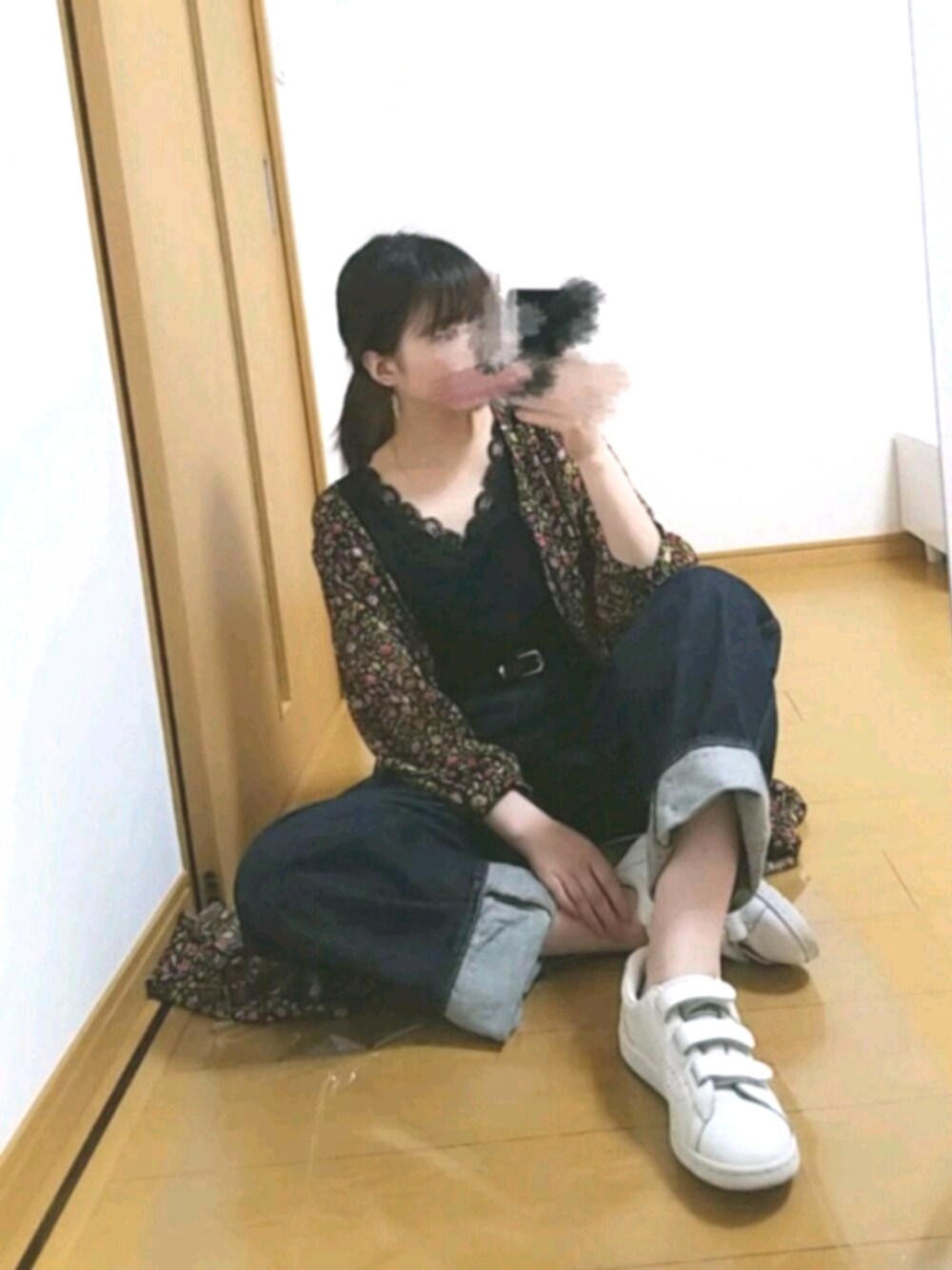 「カジュアルコーデ、VANS、オトナ女子、花柄ｶﾞｳﾝ、スニーカー、ハイウエストストレートジーンズ、UNIQLO U、ゆるコーデ、おしゃれさんと繋がりたい、デニム」｜「OLIVE des OLIVEのレースネックワッフルT（Tシャツ/カットソー、ブラック系）」を使った、YUMI…さん（レディース・157cm）の夏コーディネートの1枚目の写真