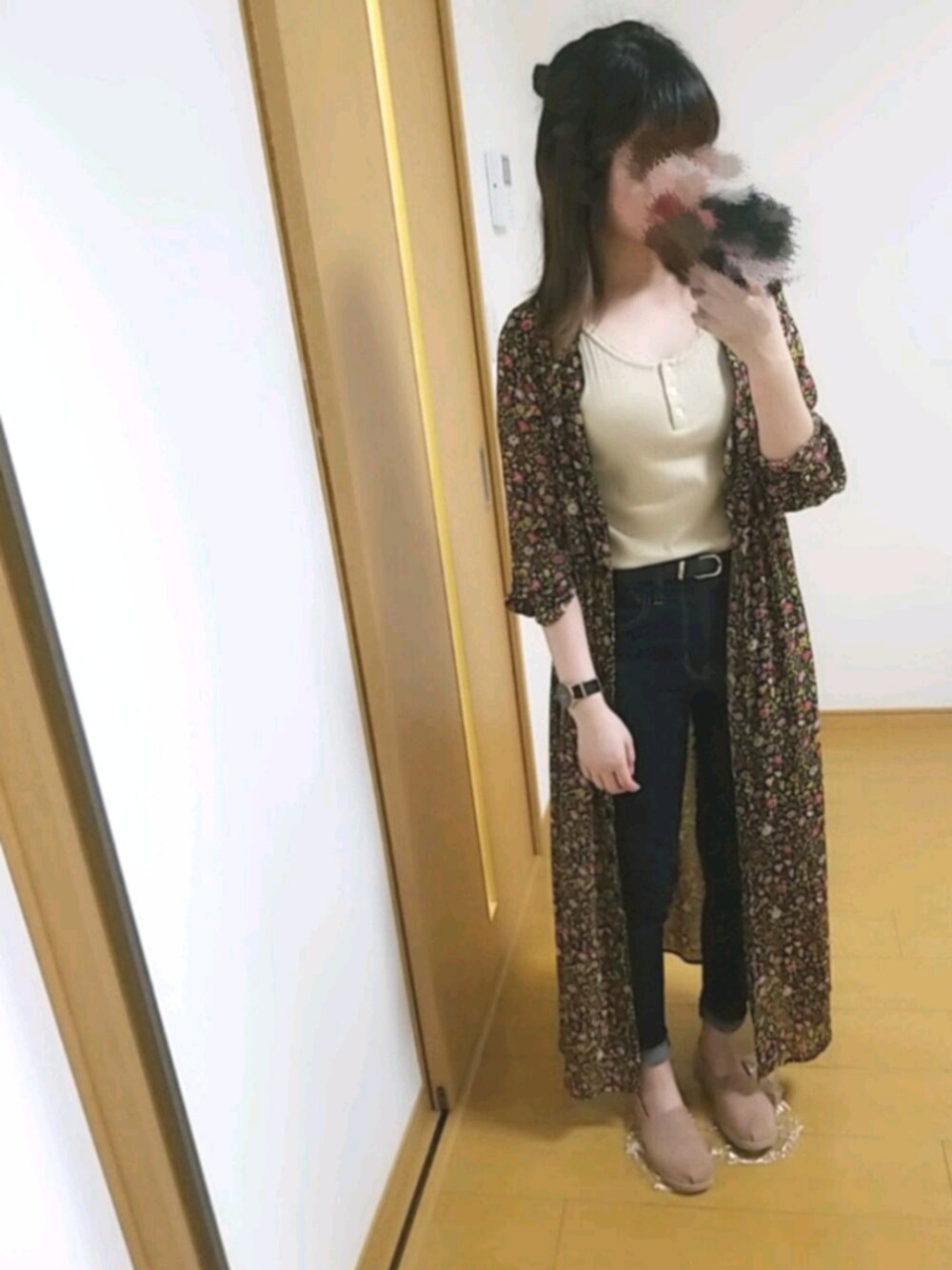 「おしゃれさんと繋がりたい、ブラウス×デニム、カジュアル、GU、スキニーデニム、タンクトップ、夏コーデ、ベージュ、ootd、きれいめカジュアル」｜「GUのアイテム（スリッポン、ピンク系）」を使った、YUMI…さん（レディース・157cm）の夏コーディネートの1枚目の写真