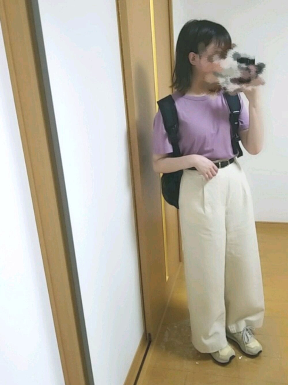 「アースカラー、GU、リュック、ローリーズファーム(LOWRYS FARM)、カジュアル、ワントーンコーデ、シンプルコーデ、Tシャツ、ナチュラル、ニューバランス」｜「LOWRYS FARMのアサコンワイドパンツ　826141（その他パンツ、ホワイト系）」を使った、YUMI…さん（レディース・157cm）の夏コーディネートの1枚目の写真