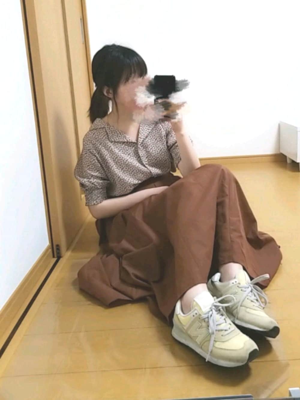 「大人コーデ、ワントーンコーデ、ベージュコーデ、フレアスカート、シャツ、ニューバランス、夏、きれいめカジュアル、おしゃれさんと繋がりたい、ブラウン」｜「RAY CASSINの[今ならすぐお届け☆]小花柄開襟ブラウス（シャツ/ブラウス、グレー系）」を使った、YUMI…さん（レディース・157cm）の夏コーディネートの1枚目の写真