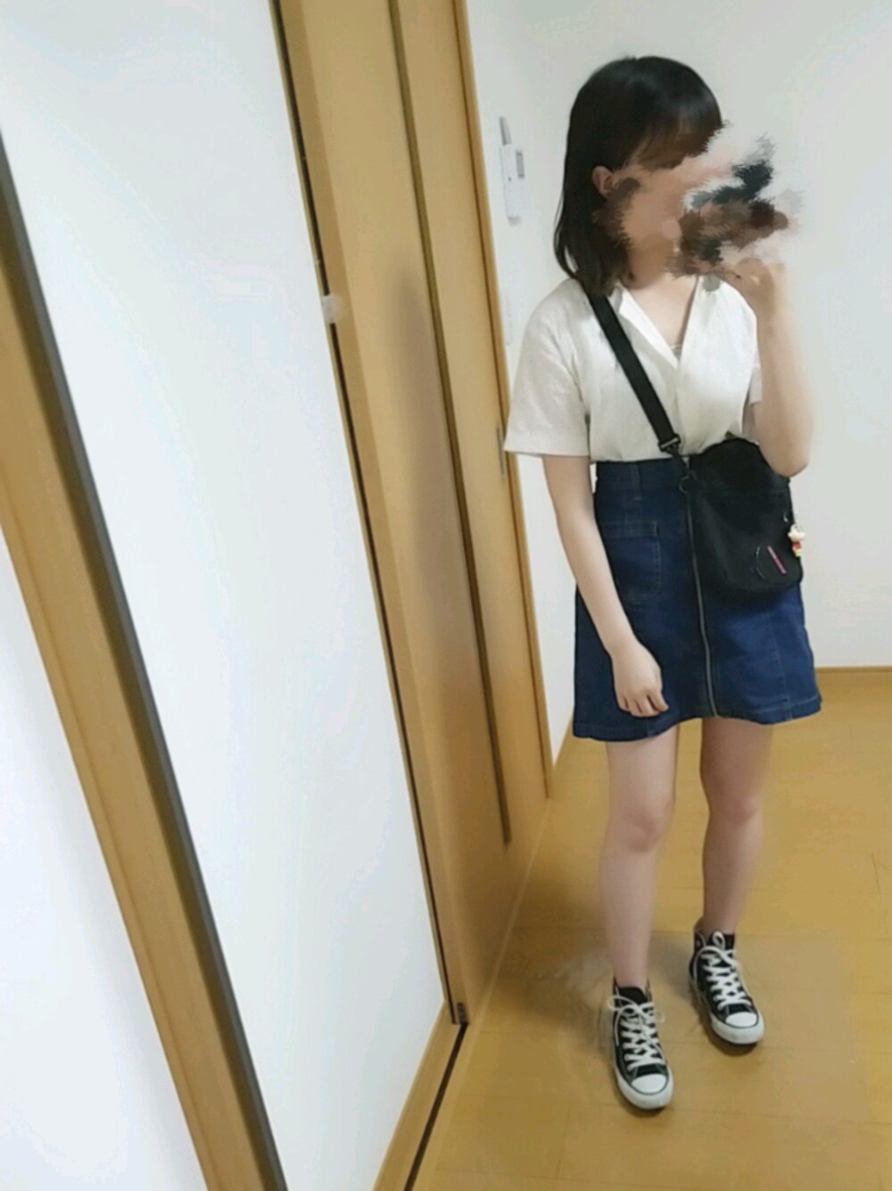 「スカート、GU、シャツスタイル、コンバース、カジュアル、夏、今日のコーデ、シンプルコーデ、お洒落さんとつながりたい、プチプラ」｜「INGNIの前ポケット前ZIP台形スカート（スカート、ブルー系）」を使った、YUMI…さん（レディース・157cm）の夏コーディネートの1枚目の写真