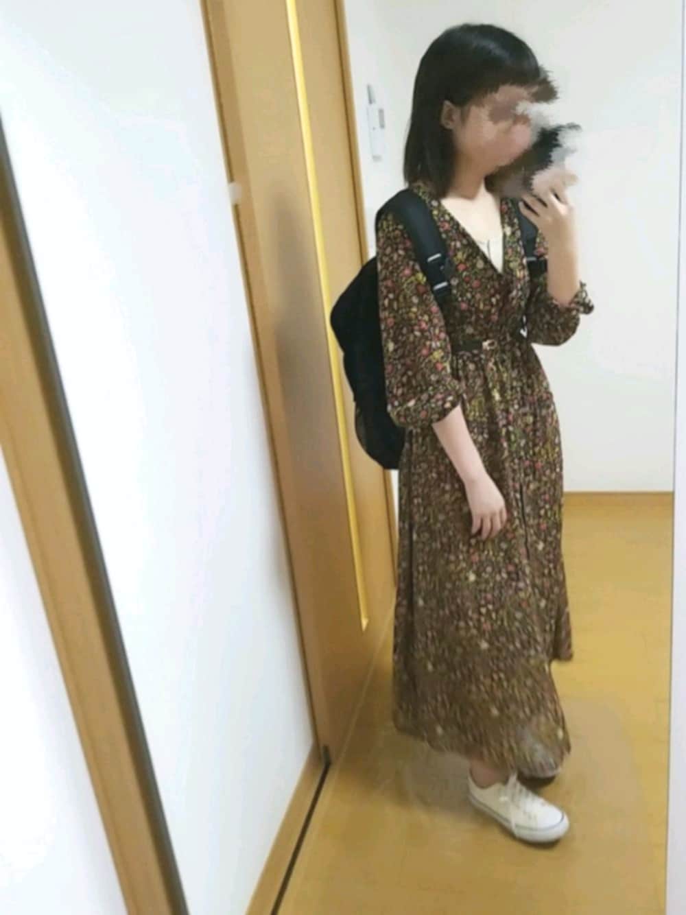 「ワンピース、ワンピース×スニーカー、リュック、夏、シンプルコーデ、ウエストベルト、RETRO GIRL、ガーリー、リラックススタイル、スニーカー」｜「CLEARIMPRESSION の小花柄ガウンワンピース（ワンピース、ブラック系）」を使った、YUMI…さん（レディース・157cm）の夏コーディネートの1枚目の写真