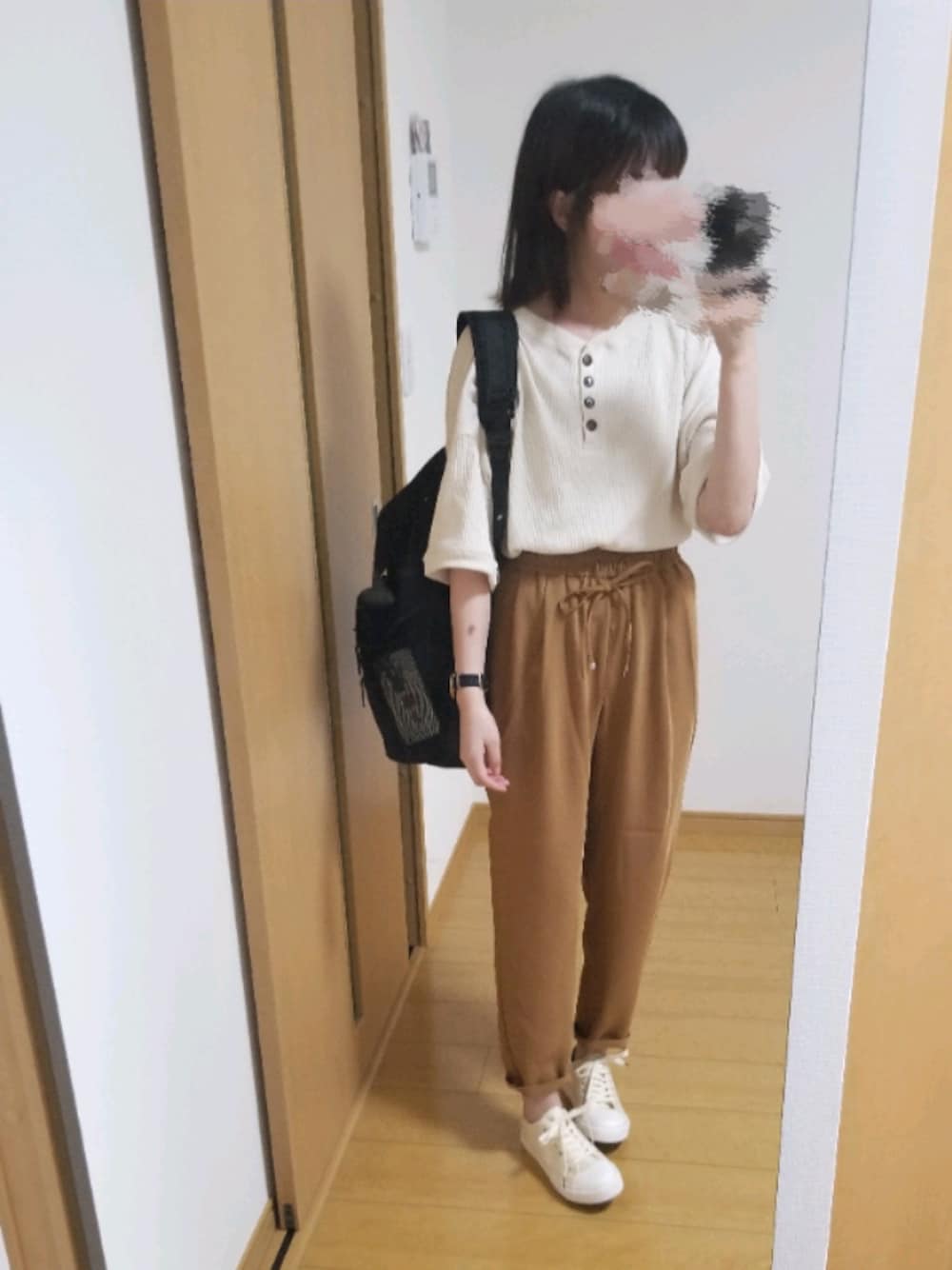 「キャメル、GU、スラックス、ホワイト、ワントーンコーデ、リュック、秋のコーデ、シンプルコーデ、Daniel Wellington、スニーカー」｜「Scrambleのキャンバス ローカット スニーカー レースアップ シンプル 定番（スニーカー、ベージュ系）」を使った、YUMI…さん（レディース・157cm）の夏コーディネートの1枚目の写真