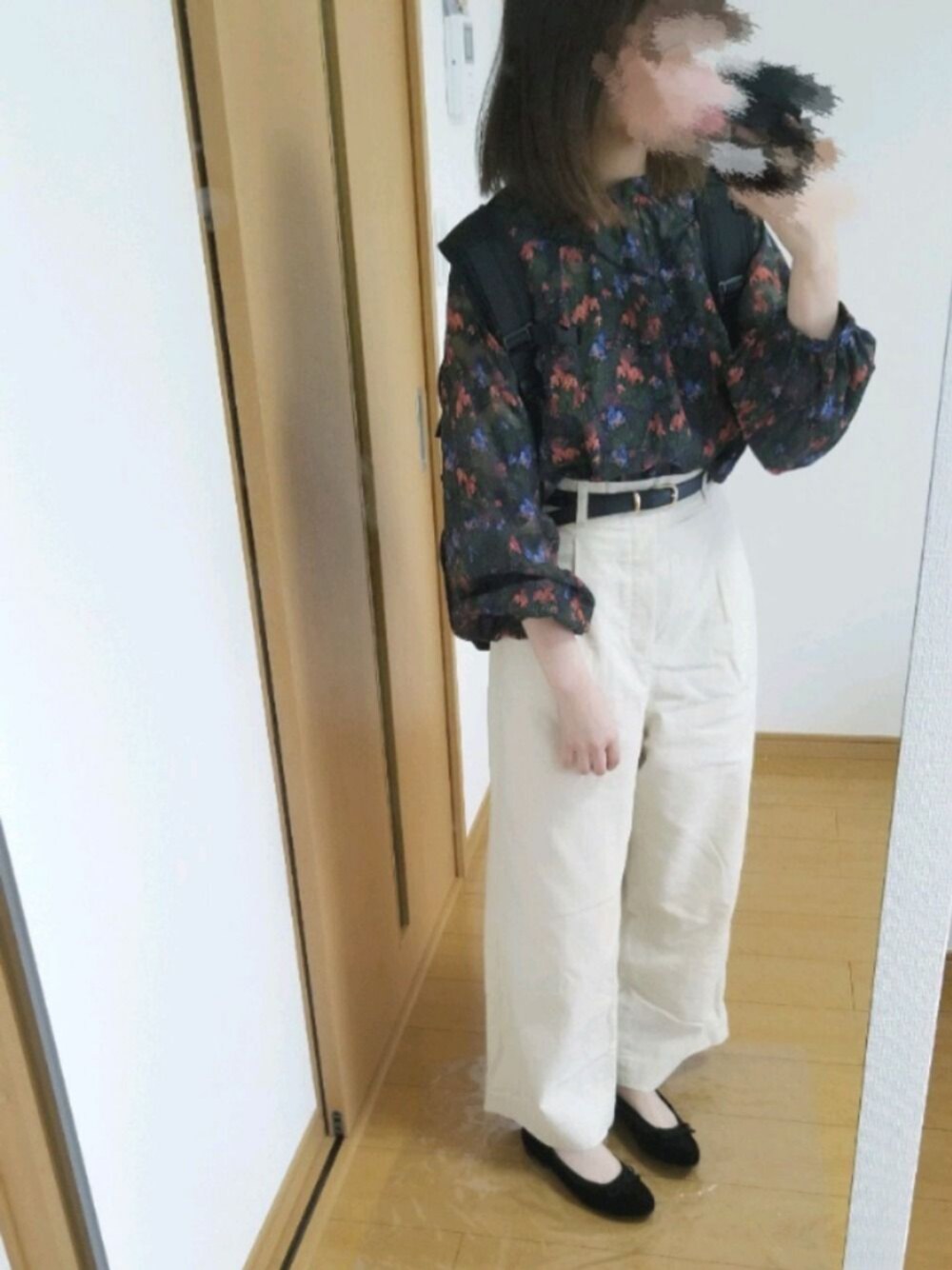 「オトナカジュアル、オフィスカジュアル、パンプス、花柄ブラウス、ブラウス、ホワイトパンツ、秋服、オトナ女子、秋のコーデ、きれいめカジュアル」｜「LOWRYS FARMのアサコンワイドパンツ　826141（その他パンツ、ホワイト系）」を使った、YUMI…さん（レディース・157cm）の秋コーディネートの1枚目の写真