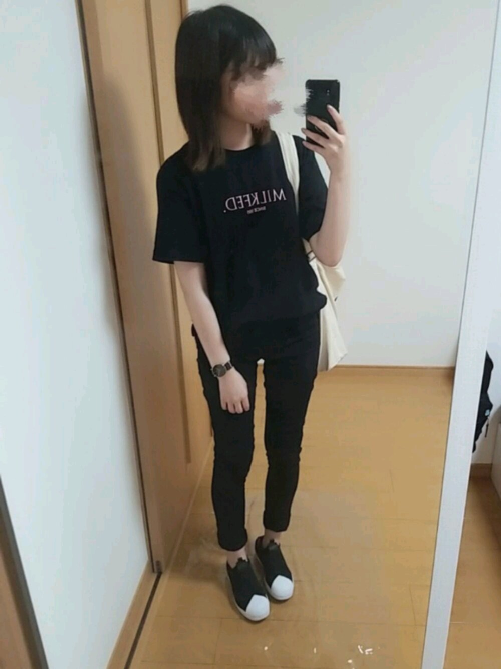「ラフ、黒、ブラックコーデ、MILKFED.、メンズライク、スキニーデニム、アディダスオリジナルス、Daniel Wellington、モノトーン、おしゃれさんと繋がりたい」｜「MILKFED.のSS TEE ROMA LOGO（Tシャツ/カットソー、ピンク系）」を使った、YUMI…さん（レディース・157cm）の秋コーディネートの1枚目の写真
