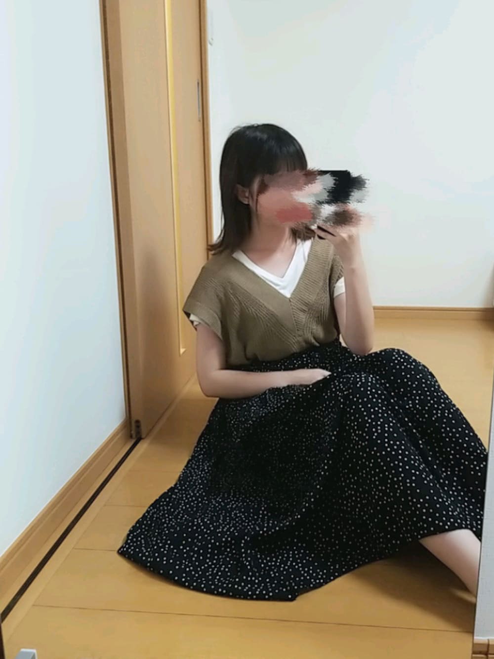 「秋服、ゆるコーデ、秋色、ドットスカート、ベスト、ベスト×シャツ、おしゃれさんと繋がりたい、韓国ファッション、フレアスカート、ブラック」｜「Bling Leadsの【6】畔編みショート丈Ｖネックニットベスト（ベスト、ベージュ系）」を使った、YUMI…さん（レディース・157cm）の秋コーディネートの1枚目の写真