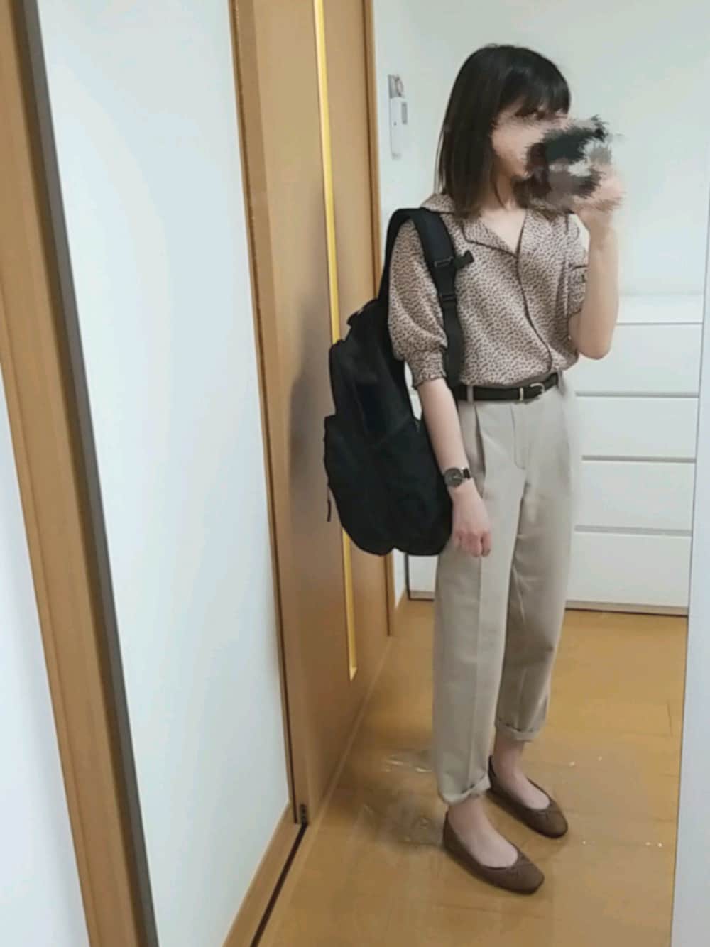 「秋服、オフィスカジュアル、秋、大人コーデ、GU、パンツスタイル、テーパードパンツ、リュック、バレーシューズ、ベージュ」｜「BEN DAVISのBEN DAVIS/MESH XL PACK（バックパック/リュック、ブラック系）」を使った、YUMI…さん（レディース・157cm）の秋コーディネートの1枚目の写真