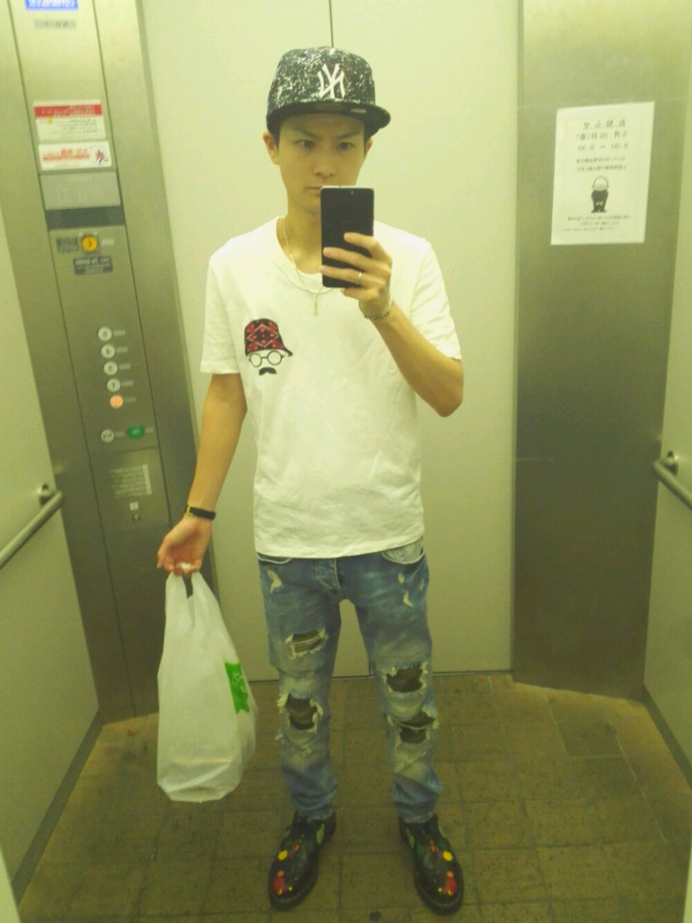 「夏、休日スタイル、シンプル、白Tシャツ、ペイント、キャップ、ダメージデニムパンツ、GUCCI」｜「GUCCIのGUCCI　ブレスレット（ブレスレット、シルバー系）」を使った、じゅんぺいさん（メンズ・166cm）の春コーディネートの1枚目の写真