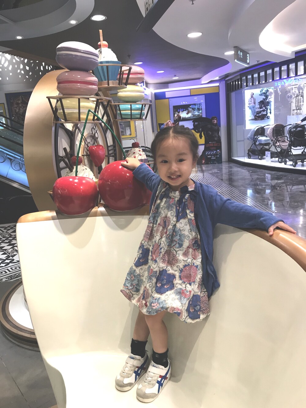 「sense of wonder」｜「sense of wonderのアイテム（ジャンパースカート、ブルー系）」を使った、cynthiayungさん（キッズ・90cm）の秋コーディネートの1枚目の写真