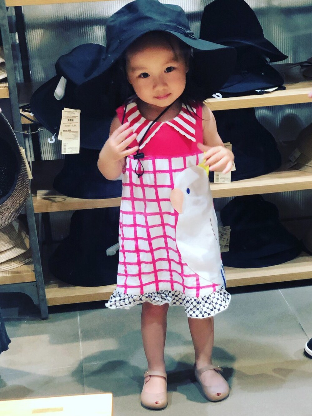 「baby cheerのアイテム（ジャンパースカート、ピンク系）」を使った、cynthiayungさん（キッズ・90cm）の秋コーディネートの1枚目の写真