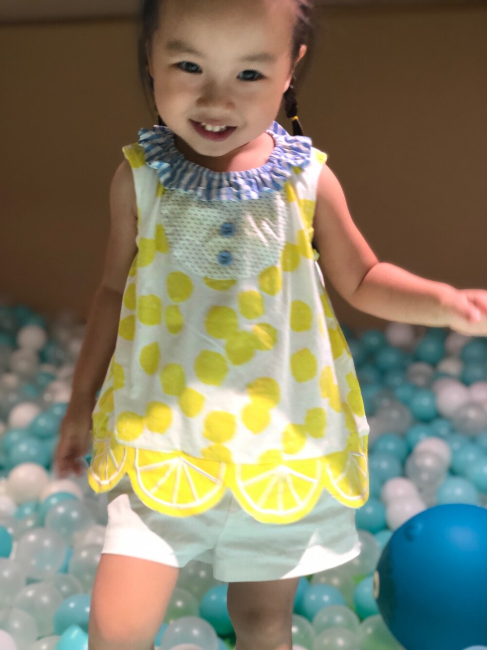 「baby cheerのアイテム（チューブトップ、イエロー系）」を使った、cynthiayungさん（キッズ・90cm）の秋コーディネートの1枚目の写真