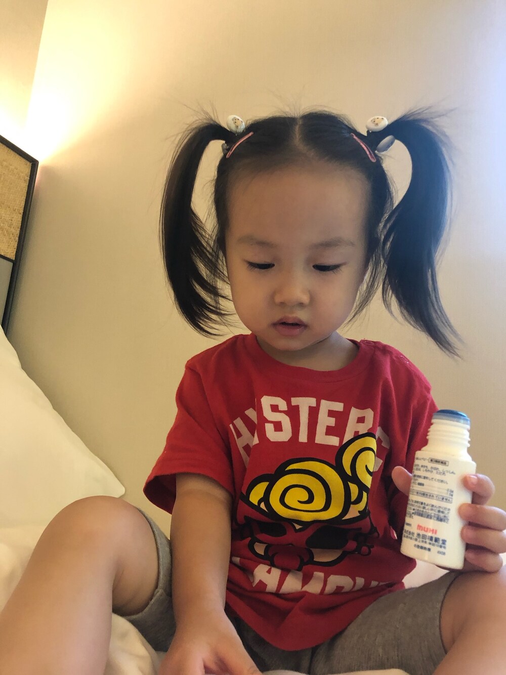 「HYSTERIC GLAMOURのアイテム（Tシャツ/カットソー、レッド系）」を使った、cynthiayungさん（キッズ・90cm）の秋コーディネートの1枚目の写真