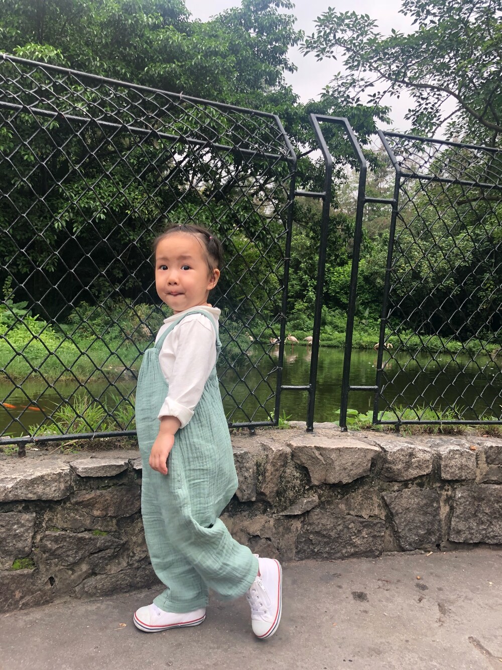 「SWAP MEET MARKETのアイテム（つなぎ/オールインワン、グリーン系）」を使った、cynthiayungさん（キッズ・90cm）の秋コーディネートの1枚目の写真