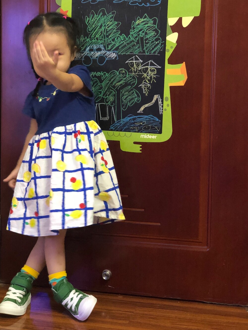 「Moujonjonの手描きチェック切替ワンピース（ワンピース、ホワイト系）」を使った、cynthiayungさん（キッズ・90cm）の秋コーディネートの1枚目の写真