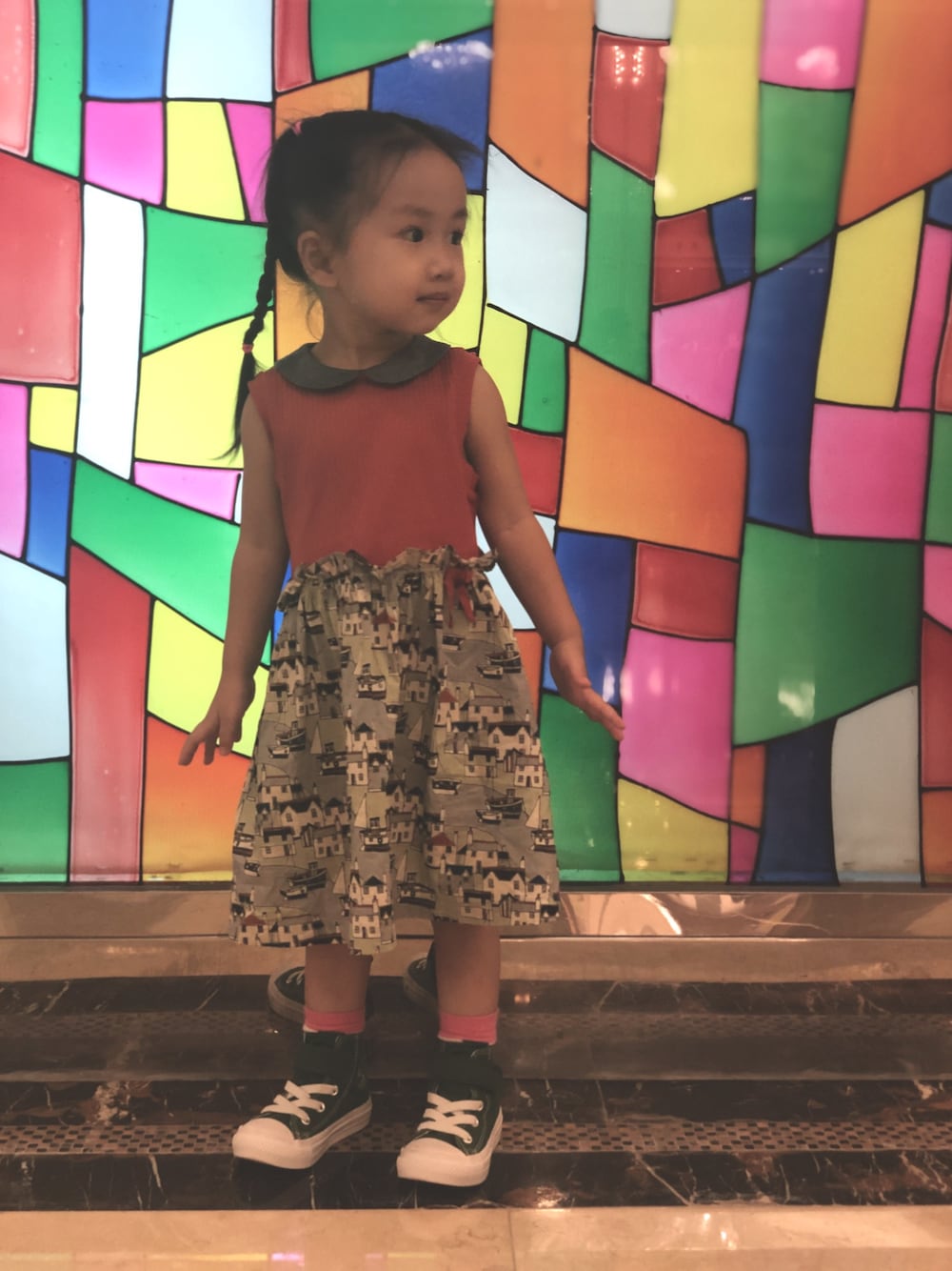 「sense of wonderのアイテム（ジャンパースカート、オレンジ系）」を使った、cynthiayungさん（キッズ・90cm）の秋コーディネートの1枚目の写真