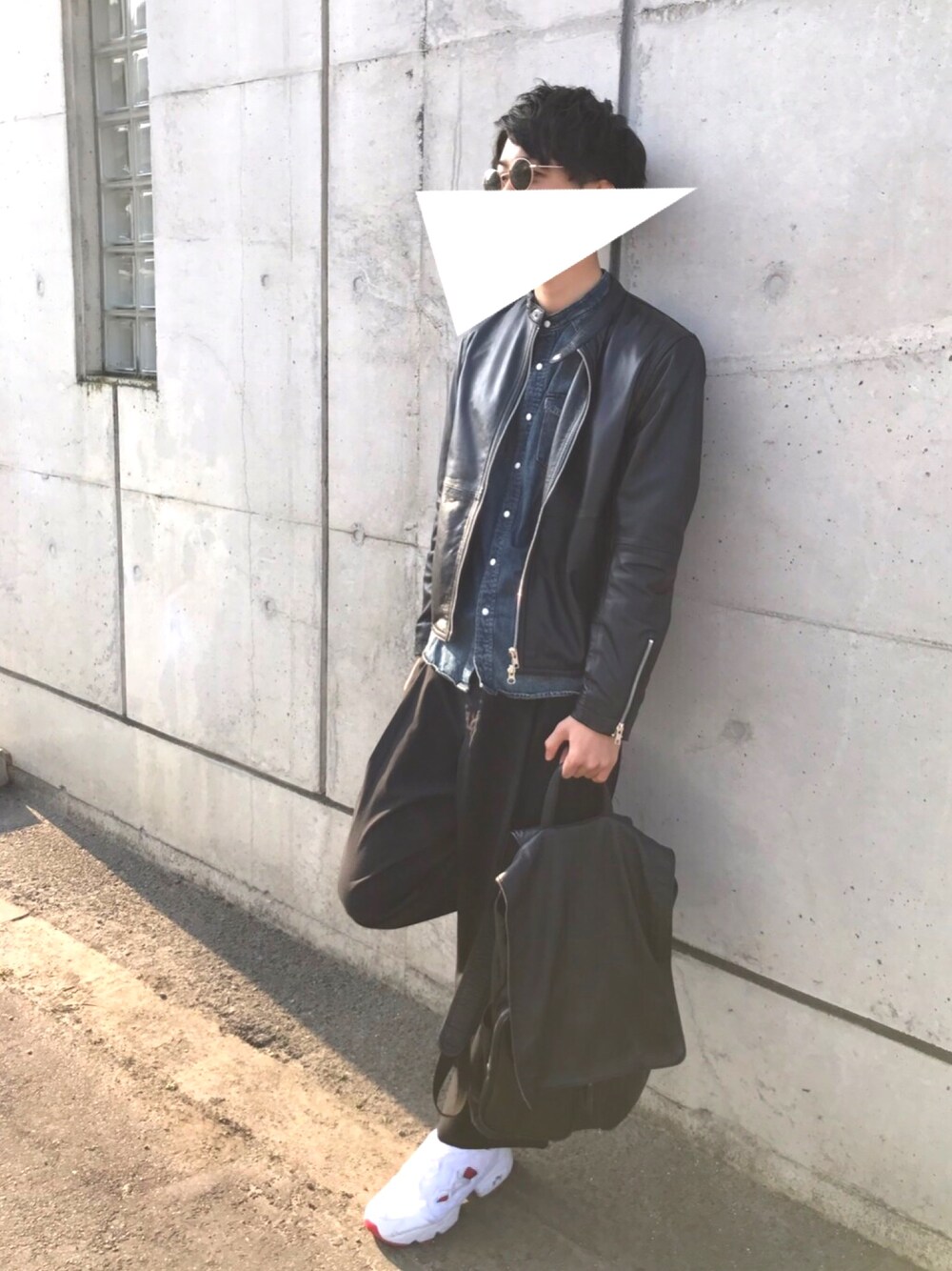 ブラック系のライダースジャケット、ブルー系のシャツ/ブラウス、ブラック系のその他パンツを着用したメンズの春コーディネートの1枚目の写真