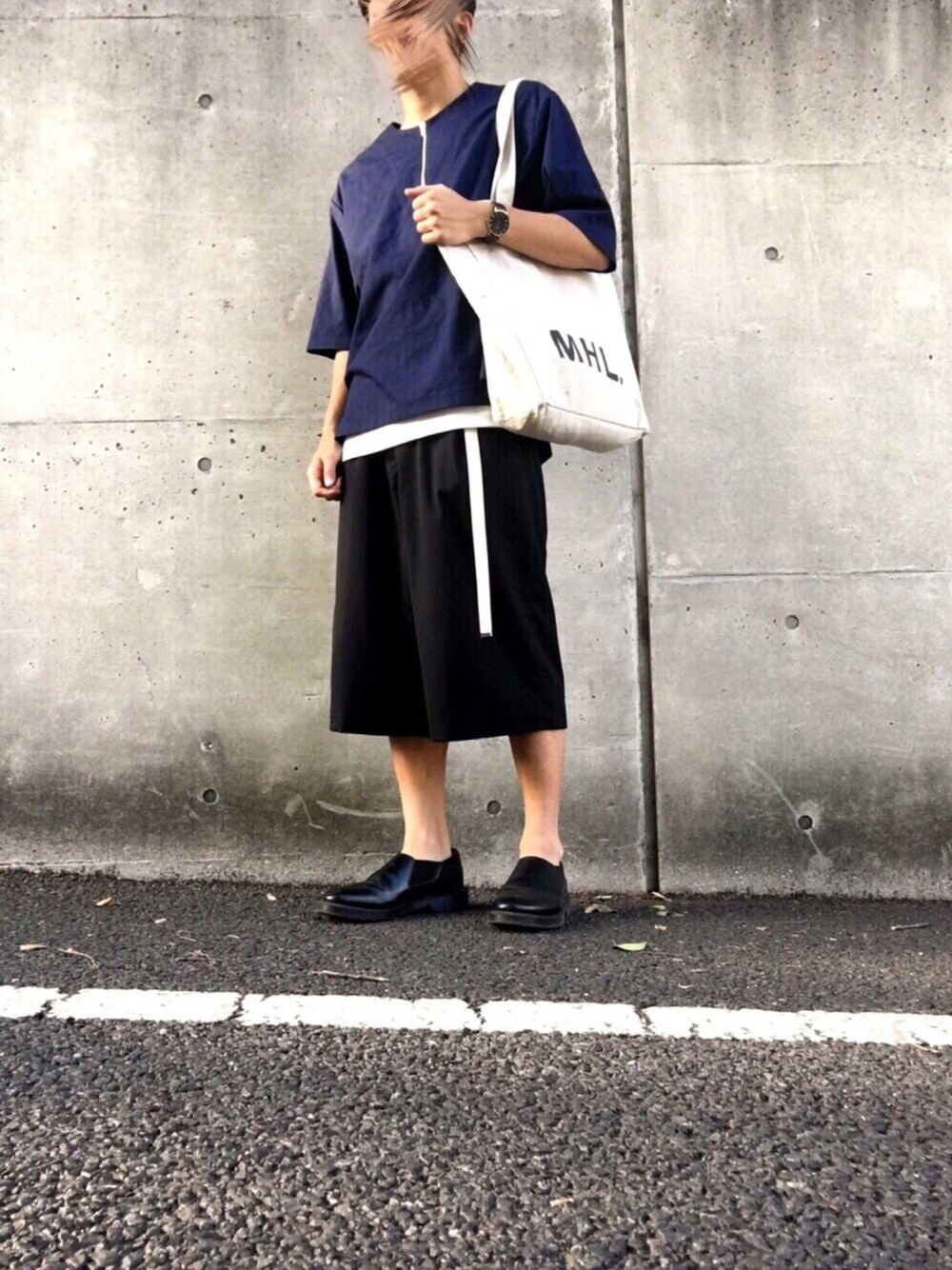 ベージュ系のTシャツ/カットソー、ホワイト系のタンクトップ、ブラック系のその他パンツを着用したメンズの夏コーディネートの1枚目の写真