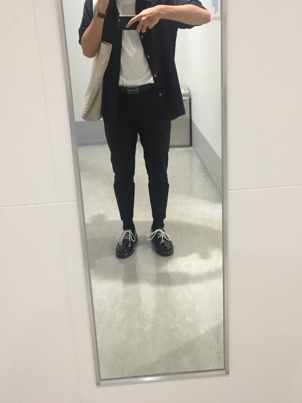 ブラック系のシャツ/ブラウス、ホワイト系のTシャツ/カットソー、ブラック系のその他パンツを着用したメンズの秋コーディネートの1枚目の写真