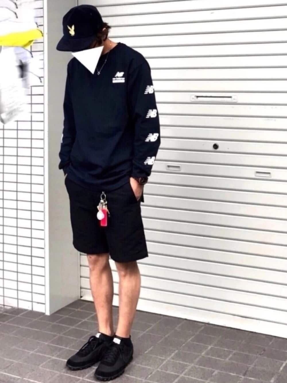 「ベロア、ロンT、ロングTシャツ、袖プリント、ショートパンツ、ワッフルレーサー、黒、スポーツミックス、オールブラック、New Balance」｜「PLAYBOYのアイテム（キャップ、ブルー系）」を使った、Lさん（メンズ・170cm）の秋コーディネートの1枚目の写真