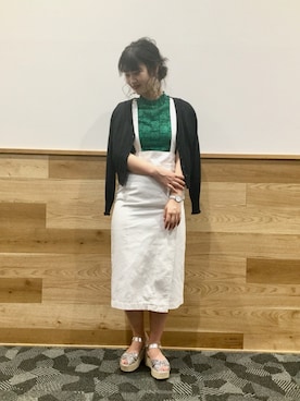 「シルバーシューズ」｜「アイテム（ジャンパースカート）」を使った、アヤミさん（レディース・171cm）の春コーディネート
