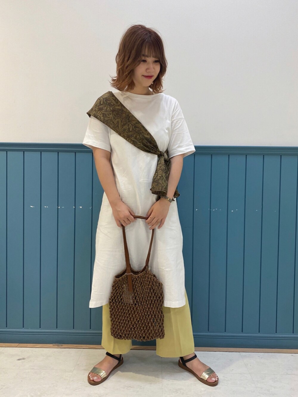 「レイヤードスタイル、カラーパンツ、レモン柄、ベルトマーク、フラットサンダル、お洒落さんとつながりたい、プチプラ、Tシャツワンピ、高身長、リラックススタイル」｜「LOWRYS FARMのカラーストレートパンツ　874457（その他パンツ、イエロー系）」を使った、アヤミさん（レディース・171cm）の夏コーディネートの1枚目の写真