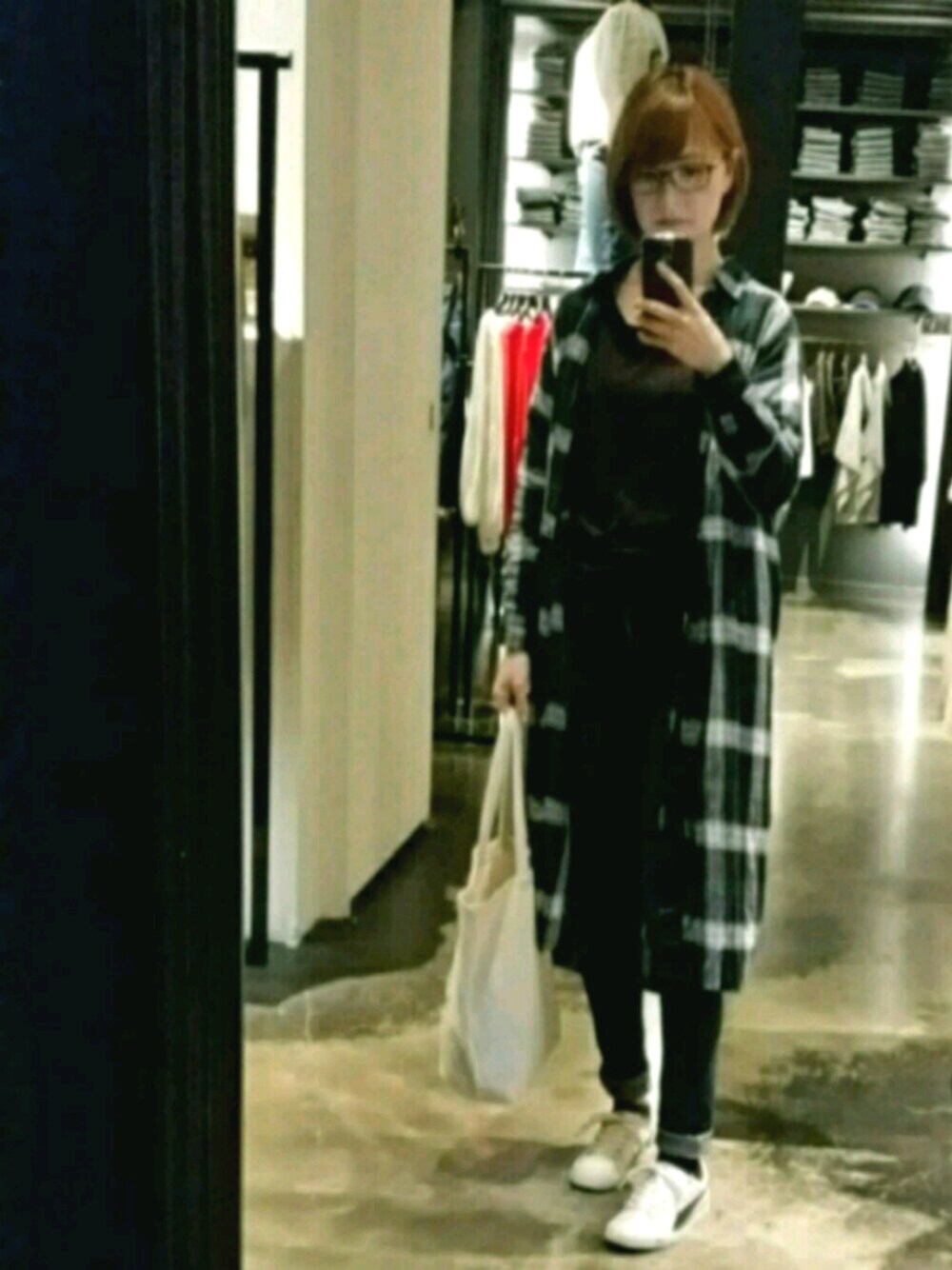 「AZUL by moussy、カジュアルコーデ、ootd、outfit、ユニクロ、GU、プチプラ、ママコーデ、ラクチンコーデ、ロングシャツ」｜「GUのアイテム（デニムパンツ、ブラック系）」を使った、mmmkmrさん（レディース・160cm）の冬コーディネートの1枚目の写真
