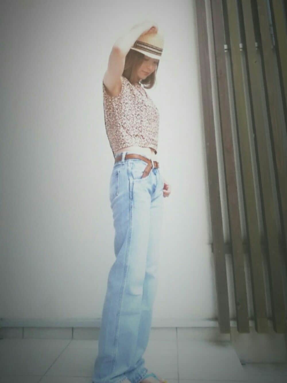 「夏、デニム、カジュアル、ママコーデ、ノースリーブ、花柄、麦わら帽子、ドミンゴ、ヘソだしBBA、ootd」｜「Ungridのアイテム（ハット、ブラウン系）」を使った、mmmkmrさん（レディース・160cm）の夏コーディネートの1枚目の写真