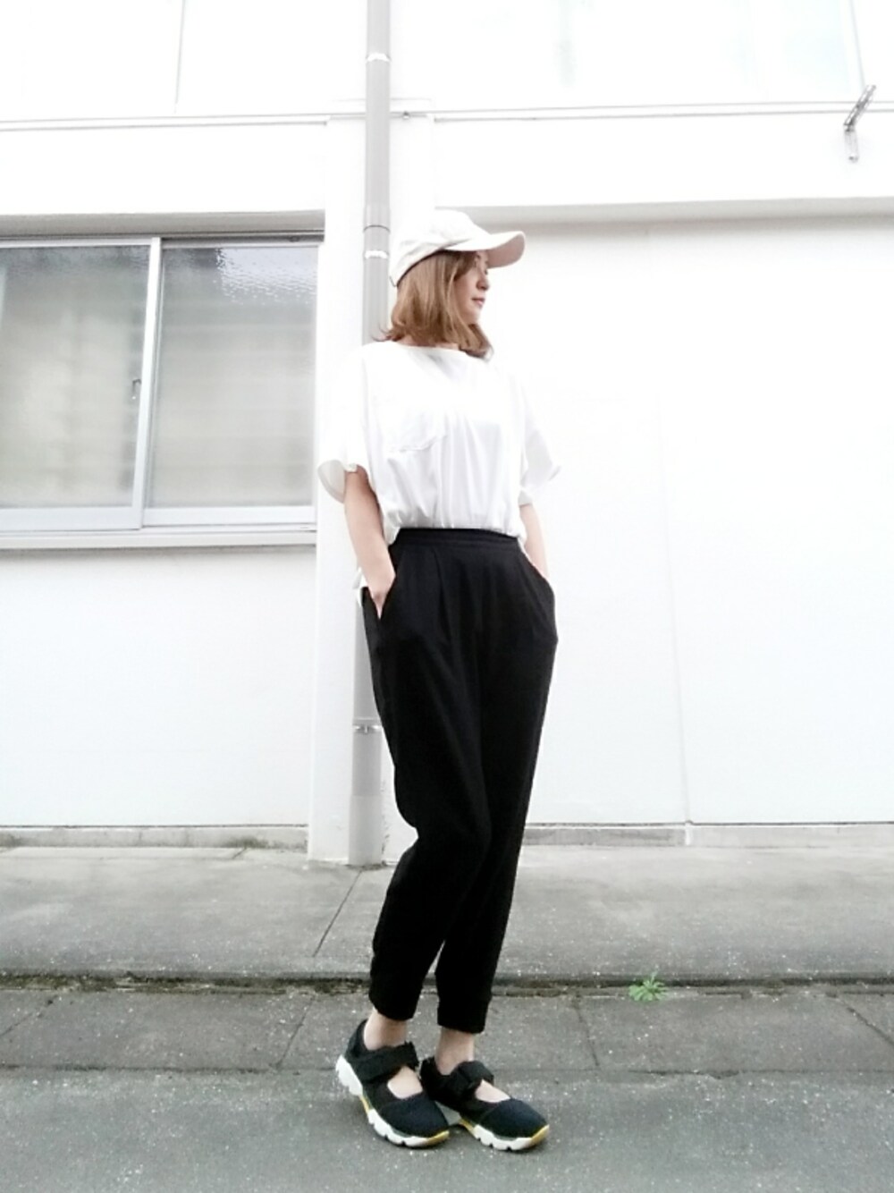 「シンプル、オトナカジュアル、休日コーデ、ootd、スニーカー、キャップ、モノトーン、ママコーデ、タックイン、黒パンツ」｜「flipperのアイテム（キャップ、ベージュ系）」を使った、mmmkmrさん（レディース・160cm）の夏コーディネートの1枚目の写真
