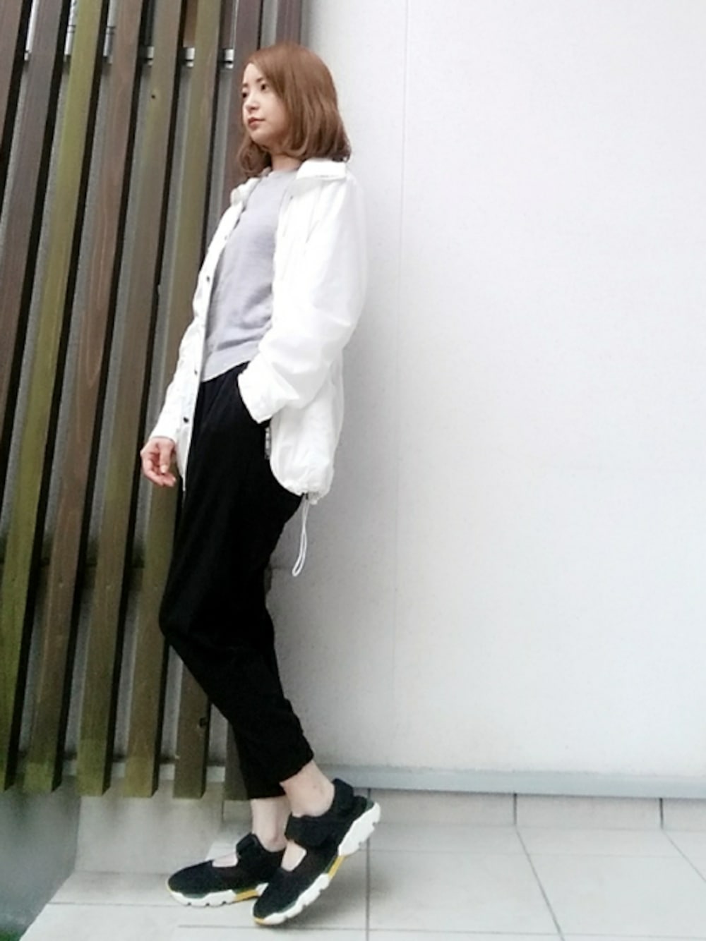 「大人カジュアル、秋服、ナイロンジャケット、ニット、スニーカーサンダル、おしゃれさんと繋がりたい、パンツスタイル、ママコーデ、バーバリー、オトナ女子」｜「BURBERRYのアイテム（ナイロンジャケット、ホワイト系）」を使った、mmmkmrさん（レディース・160cm）の秋コーディネートの1枚目の写真