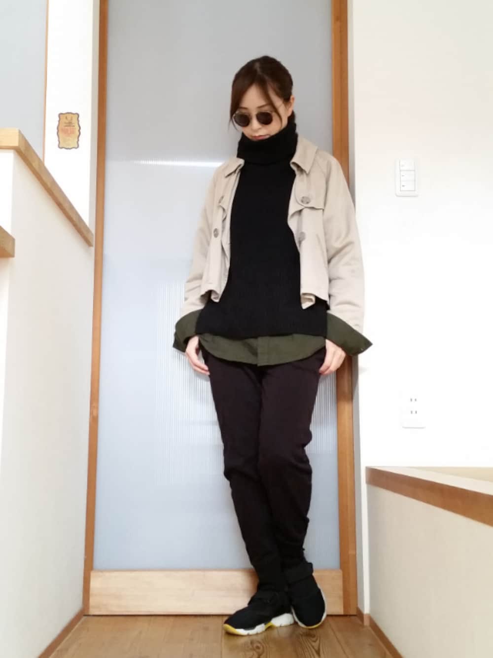 「めがね、サングラス、ショートトレンチ、ショート丈、スウェットパンツ、レイヤードスタイル、ニットベスト、タートルネック、クリップオンサングラス、スニーカーサンダル」｜「KATHARINE HAMNETT LONDON のアイテム（シャツ/ブラウス、グリーン系）」を使った、mmmkmrさん（レディース・160cm）の冬コーディネートの1枚目の写真