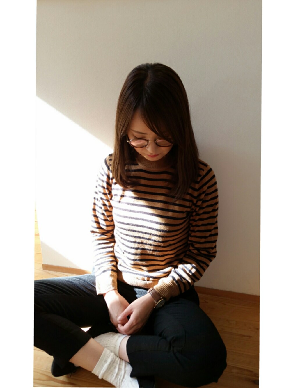 その他のニット/セーター、ブラック系のパンツ、ブラック系のバレエシューズを着用したレディースの冬コーディネートの1枚目の写真