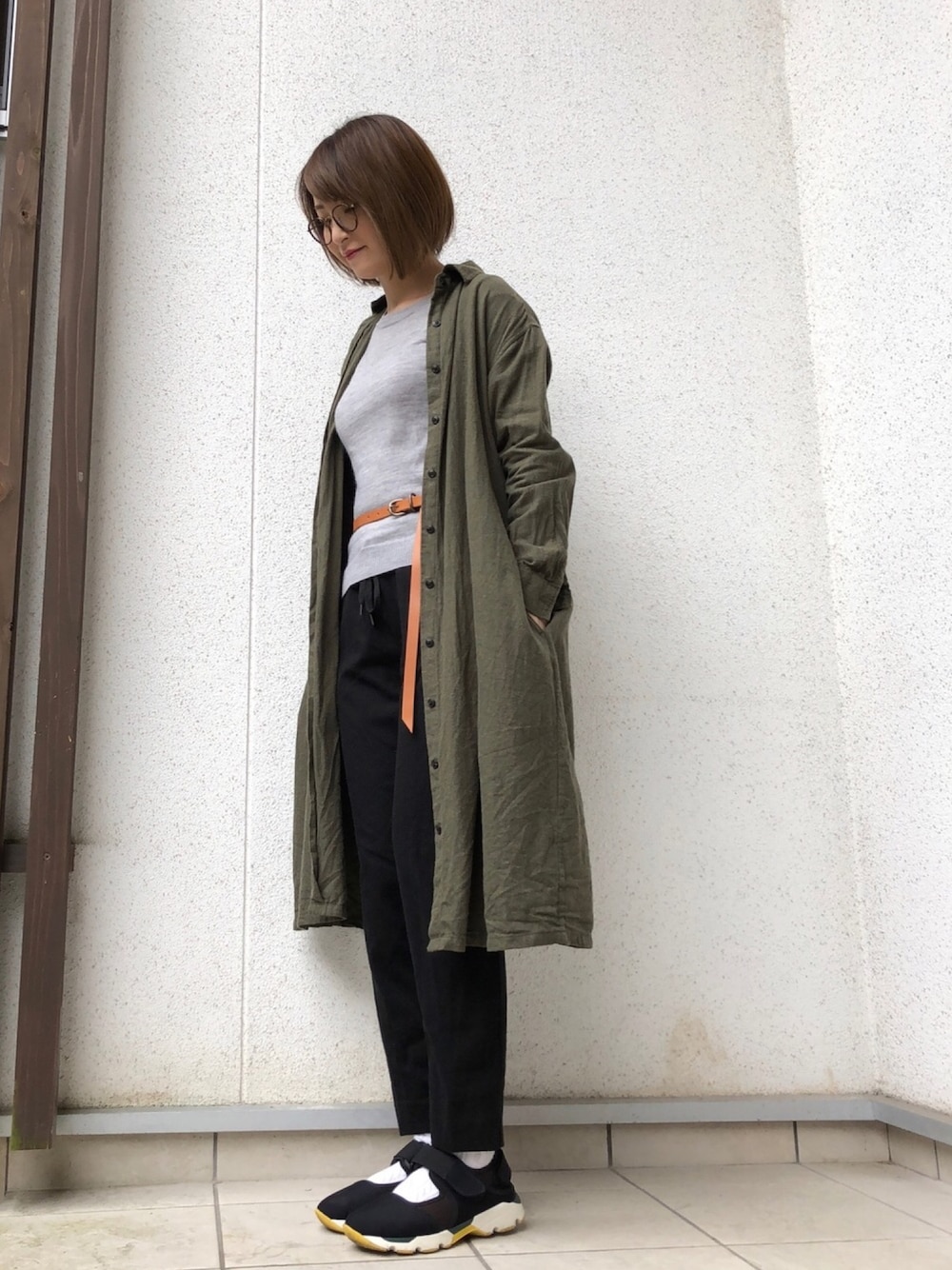 「カジュアル、白ソックス、めがね、ベルト、ロングシャツ、ロングシャツワンピ、スニーカーサンダル、エンダースキーマ、マルニ、春コーデ」｜「OLIVER PEOPLESのMP-2（メガネ、ブラウン系）」を使った、mmmkmrさん（レディース・160cm）の冬コーディネートの1枚目の写真