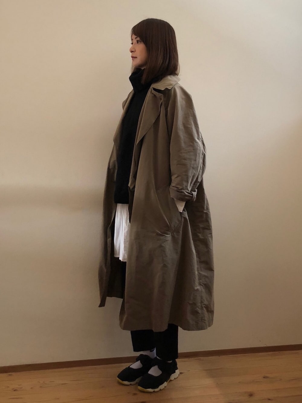 ベージュ系のジャケット/アウター、ブラック系のニット/セーター、ホワイト系のシャツ/ブラウスを着用したレディースの秋コーディネートの1枚目の写真