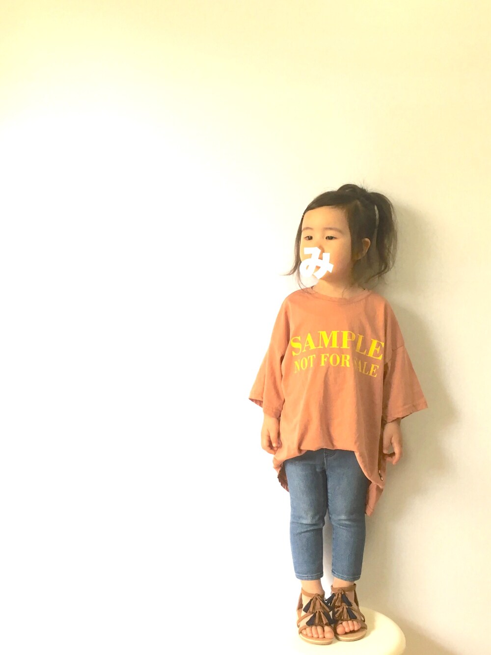 オレンジ系のTシャツ/カットソー、ブルー系のデニムパンツ、ブラウン系のサンダルを着用したキッズの春コーディネートの1枚目の写真