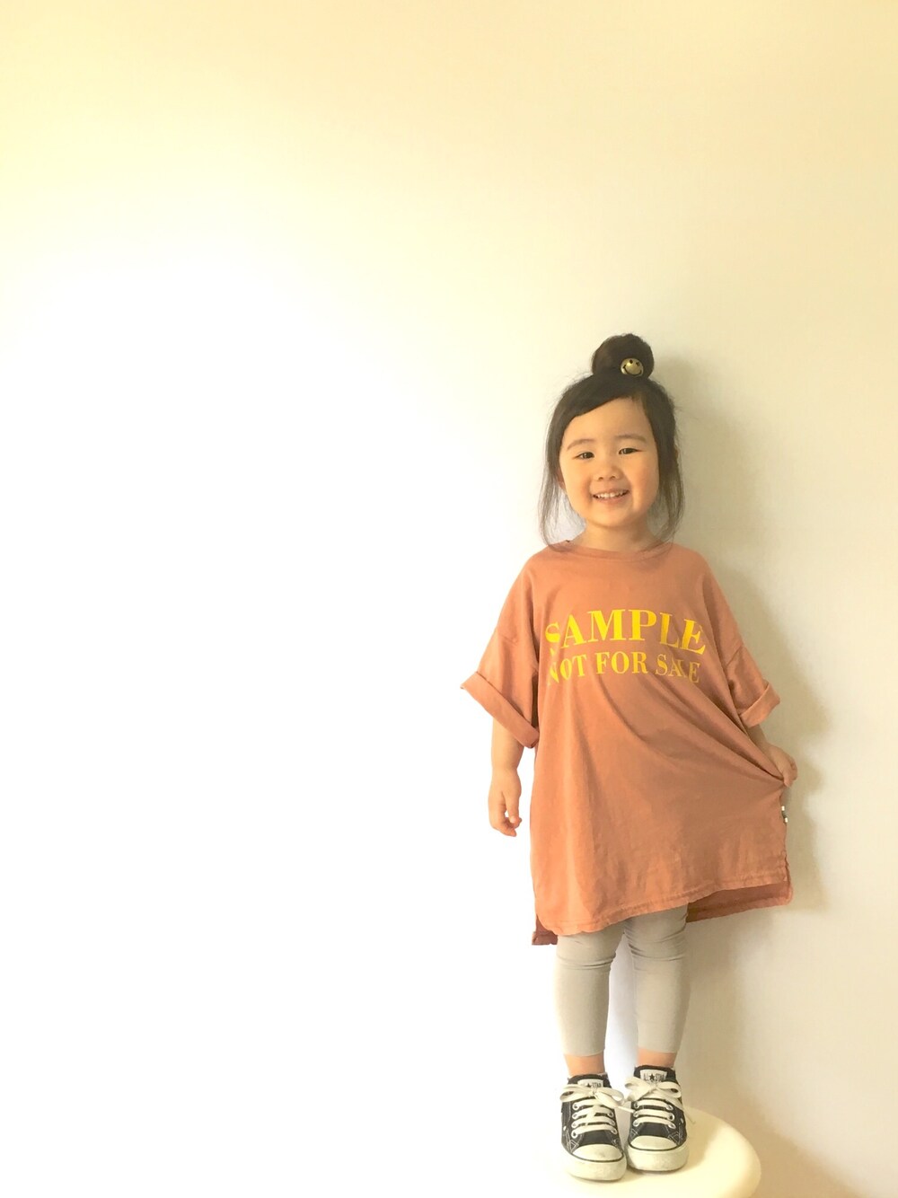 オレンジ系のTシャツ/カットソー、ブラック系のスニーカー、グレー系のレギンス/スパッツを着用したキッズの夏コーディネートの1枚目の写真