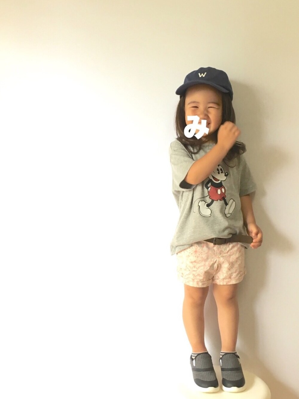グレー系のTシャツ/カットソー、ブラック系のスリッポンを着用したキッズの夏コーディネートの1枚目の写真