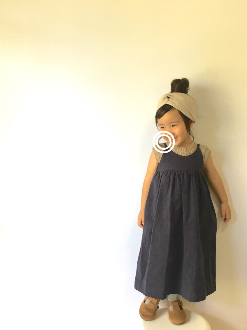 ブルー系のワンピース、ブラウン系のヘアバンドを着用したキッズの夏コーディネートの1枚目の写真